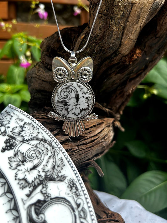 Collier chouette en porcelaine